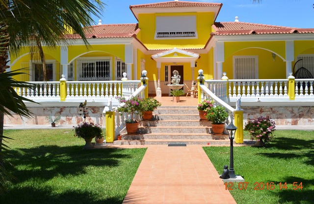 Apartment "LUV" on the Costa del Sol with pool and tennis.
