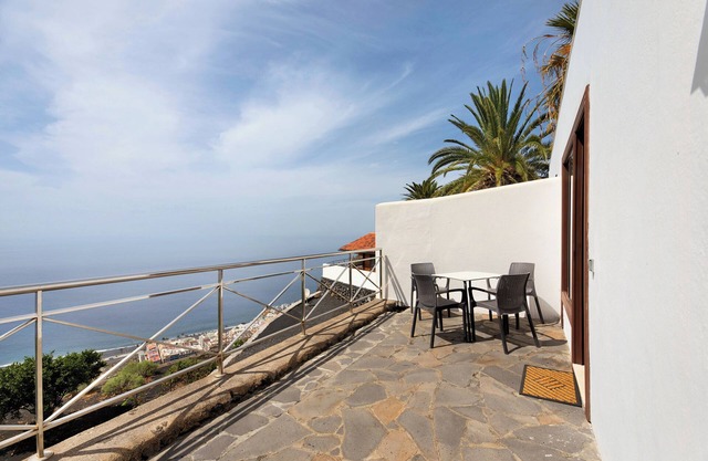 Apartment 'Moijama 10' with Sea View, Shared Pool and Wi-Fi
