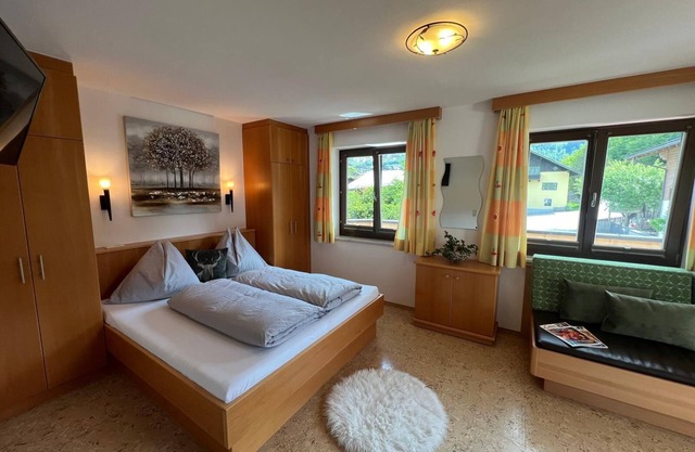 Apartment 'Frauenmantel Mit Extra Doppelzimmer' with Mountain View, Shared Pool and Wi-Fi
