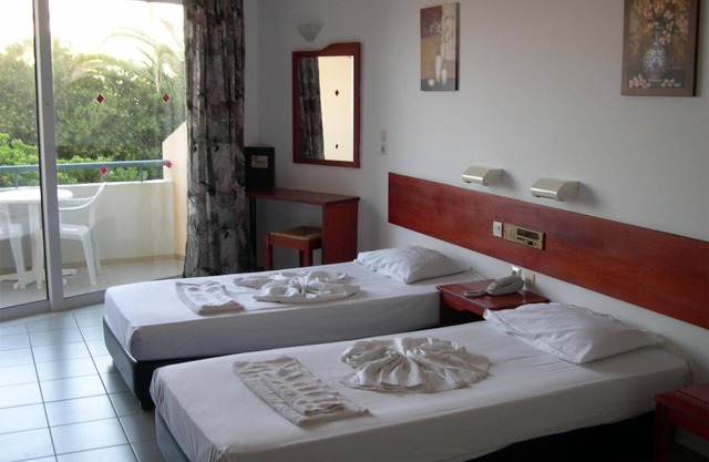 Apartment for 3 people with swimming pool near the beach
