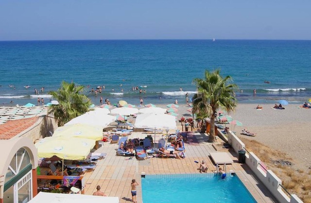 Apartment for 3 persons, with swimming pool, near the beach