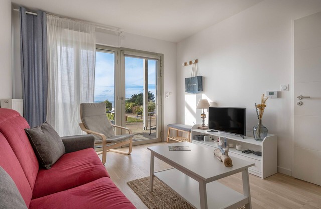 Apartment for 4 facing the sea, beach + swimming pool