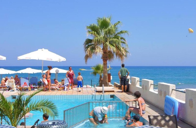 Apartment for 4 persons, swimming pool, near the beach