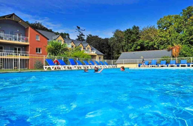 Apartment for 6 people with swimming pools and near the beach