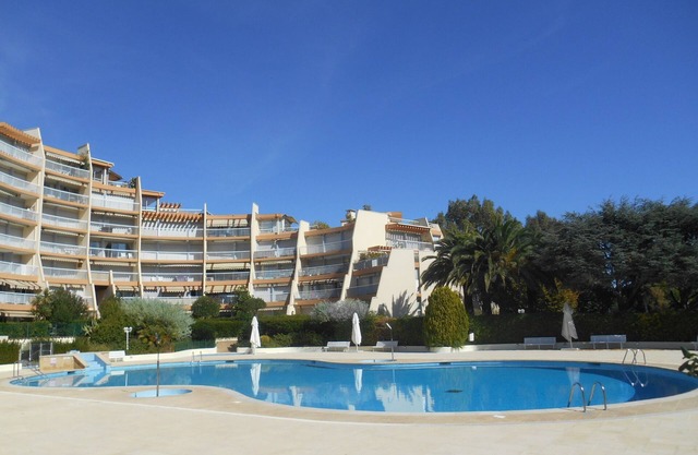 Apartment "Le Jean Bart" with pool and views of Cannes Marina