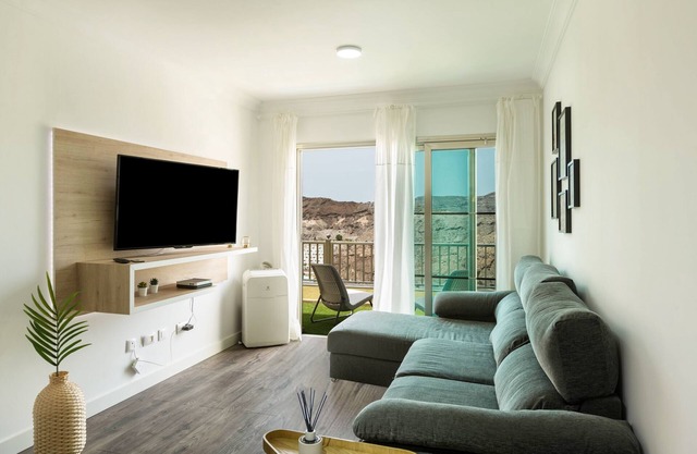 Apartment "Happy Dreamer" with Shared Pool, Terrace and Mountain Views