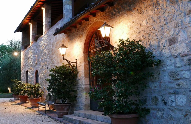 Apartment in villa with WIFI, pool, TV, patio, panoramic view, parking, close to San Gimignano