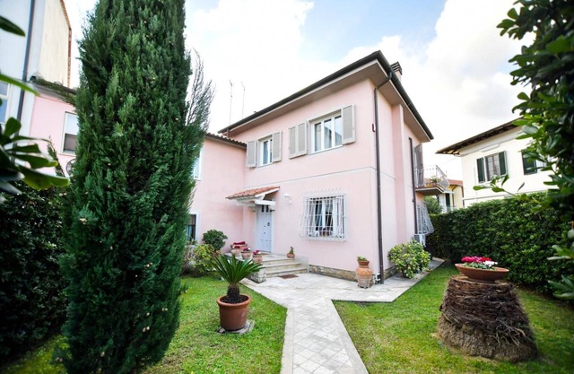 Apartment 'Il Villino Di Monic' with Private Garden