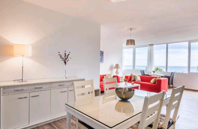 Apartment in 1 line of beach. Spacious, bright. Wifi, swimming pools, paddle tennis