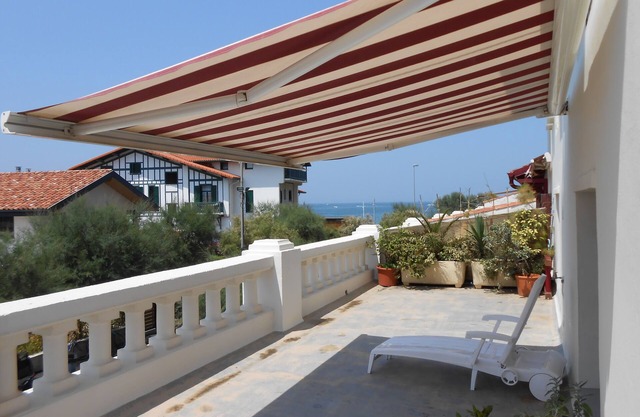 Apartment in a building facing the sea