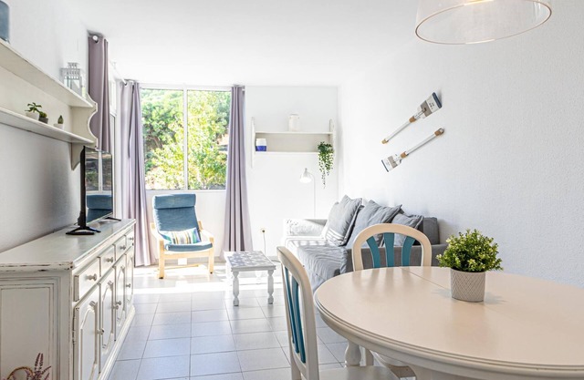 Apartment in front of the beach 40min BCN by train