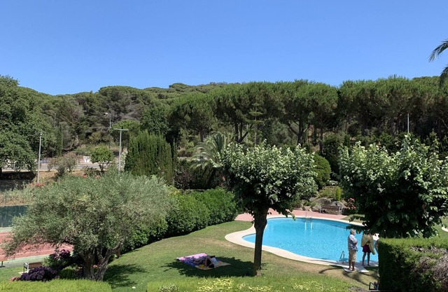 Apartment in guarded residence overlooking swimming pool