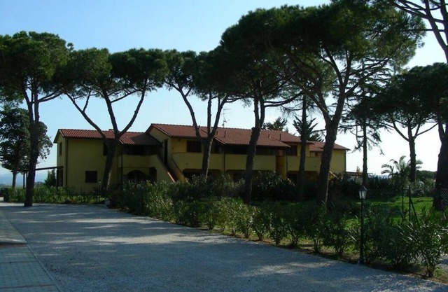 Apartment in residence with garden near the sea