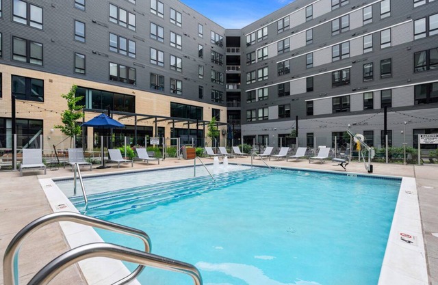 Apartment in the Heart of Woburn - Pool/Gym/Balcony