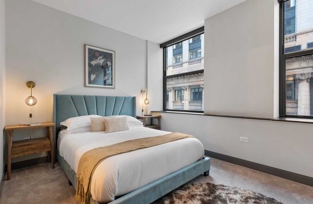Apartment in The Loop: Great Amenities, Near Shops