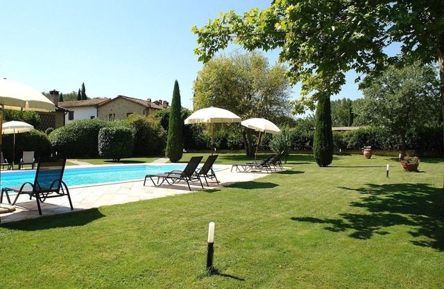 Apartment in villa with pool, WIFI, TV, terrace, pets allowed, parking, close to San Gimignano