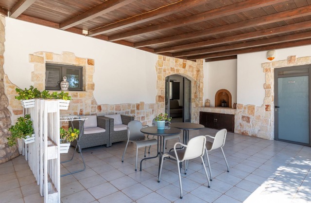 Apartment 'Gelso' with Shared Pool, Wi-Fi and Air Conditioning