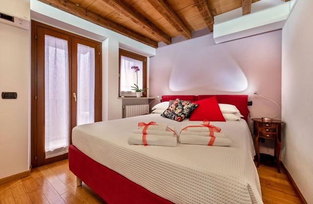 Apartment "La Casetta" in the Centre with Balcony, A/C & Wi-Fi