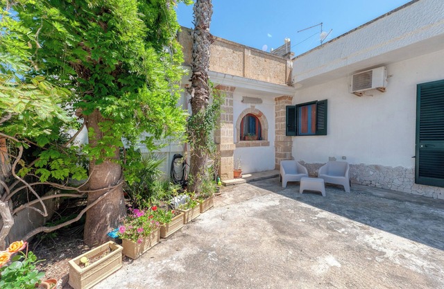 Apartment 'La Corte Del Geco' with Private Terrace, Wi-Fi and Air Conditioning
