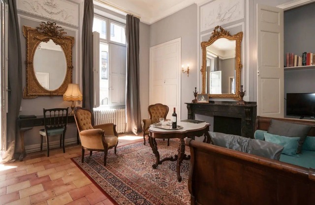 Apartment 'La Suite Barbes' with Balcony and Wi-Fi