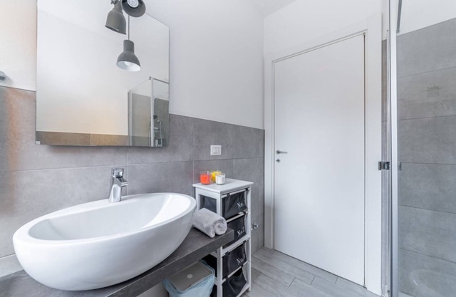 Apartment located on the first floor of a building with a lift (NOT suitable for the disabled).In 73 square meters of space, it comfortably accommodates 6 people with a double bedroom, a second with two single beds and a double sofa bed in the living roo