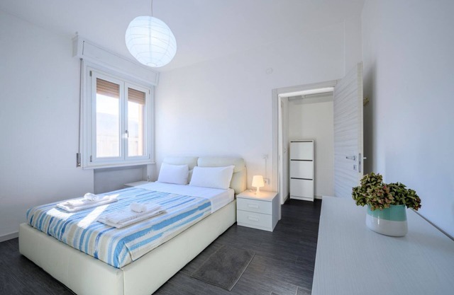 Apartment located on the first floor of a building equipped with a lift (not suitable for disabled people).In 88 m2 of space it accommodates 4 peopleThe property is located in a strategic point near the train station and the historic center of Parma, con