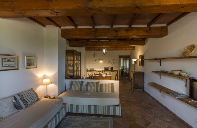 Apartment near Florence with 3 acres of open space, barbecue, on-site restaurant and pool