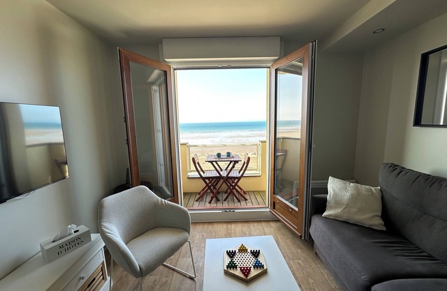 Apartment on the dike, feet in the water