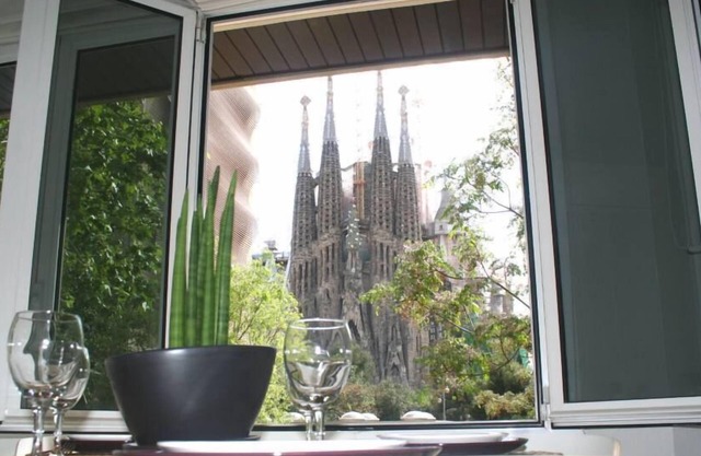 Apartment overlooking the Sagrada Familia, completely renovated and bright