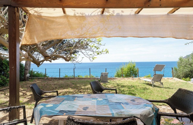 Apartment 'Paola' with Sea View, Private Garden and Air Conditioning