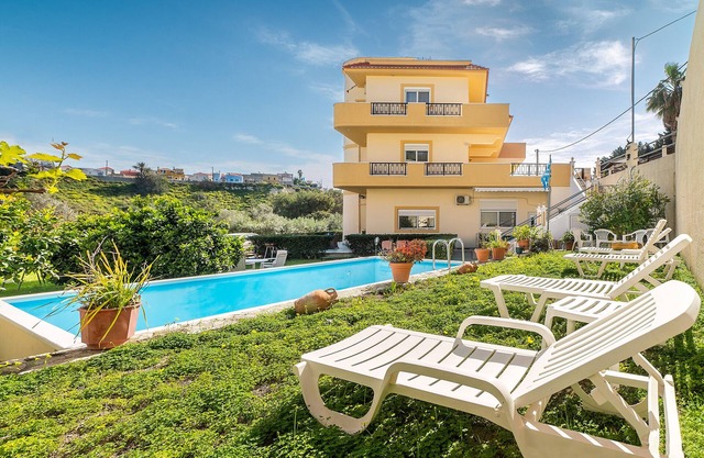 Apartment 'Rafaela's House' with Shared Pool, Wi-Fi and Air Conditioning