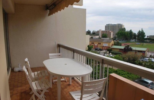 Apartment rental in the Lavandou city center, large 3 rooms apt close to the beach, TV, Parking