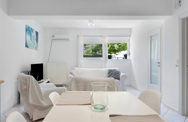 Apartment 'S K Ground Flat In Vrilissia' with Wi-Fi and Air Conditioning