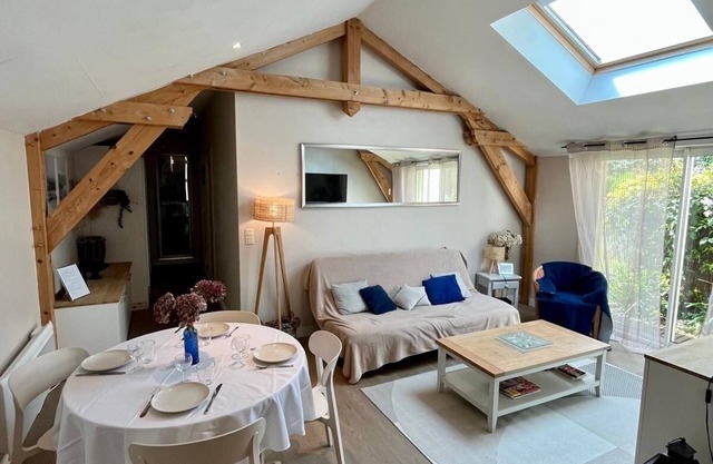 Apartment same level, 3 min walk to beach, Garden