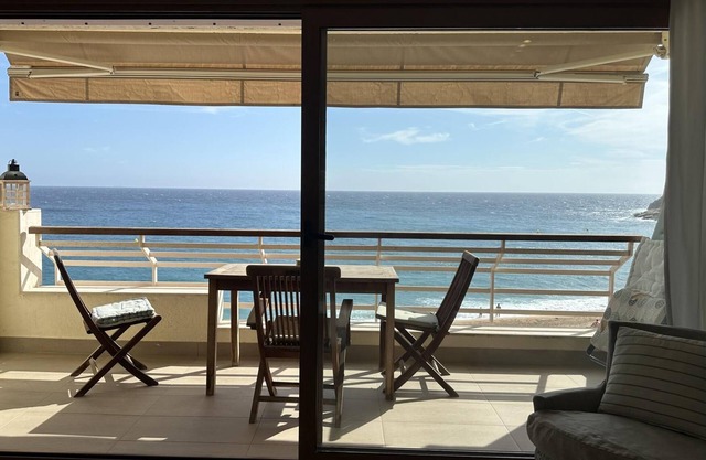 APARTMENT SEA VIEWS ON THE BEACH 4