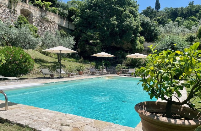 Apartment (Sleeps 2 or 4) with pool and short walk to town