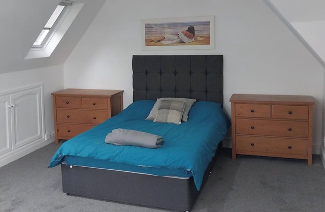 Apartment - Sleeps 4 - Parking - Close to Stansted