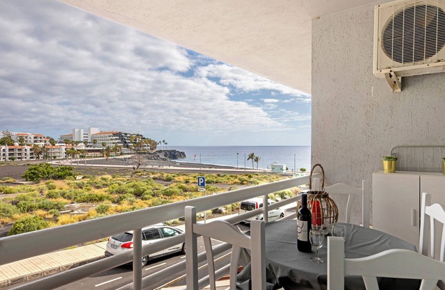 Apartment 'Sol Y Playa' with Private Terrace, Wi-Fi and Air Conditioning
