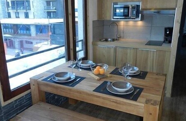 APARTMENT standing, 6 pers, calm, true skis on the feet facing large motte