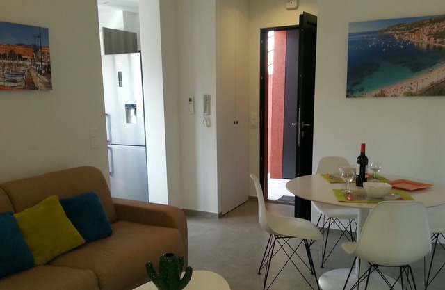 APARTMENT T2 WITH PARKING - SMALL TERRACE - WIFI ON THE HILLS OF NICE