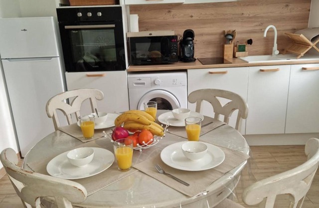 Apartment 'Toulon, Soleil Et Douceur I' with Mountain View, Wi-Fi and Air Conditioning