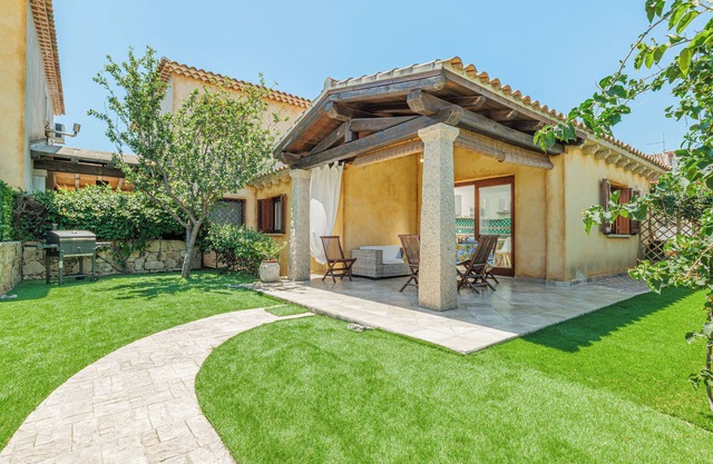 Apartment 'Villetta Vacanze Budoni' with Private Terrace, Private Garden and Air Conditioning