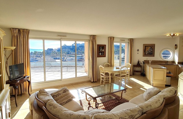 Apartment with sea and harbor view, large terrace