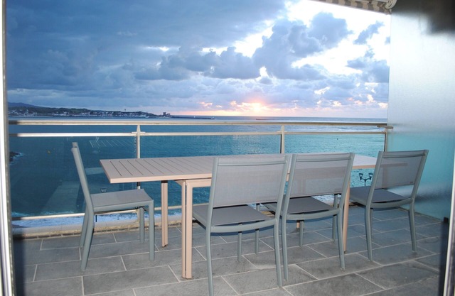 Apartment with terrace and breathtaking views of the bay of St Jean de Luz