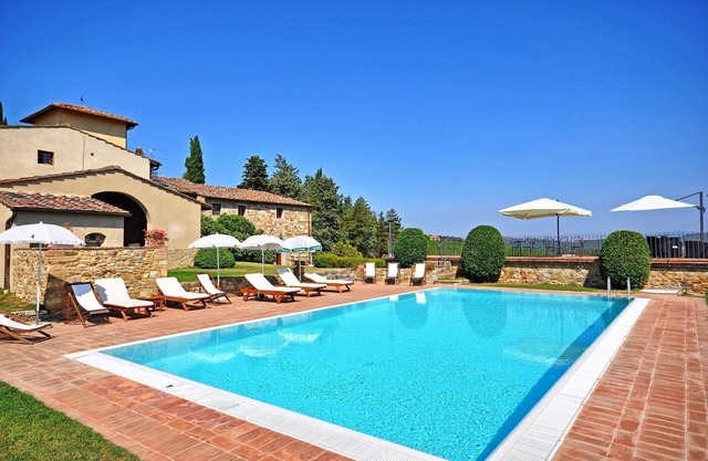 Apartment with WIFI, pool, TV, pets allowed, panoramic view, parking, close to Greve In Chianti