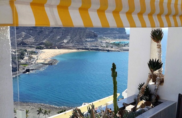Apartment with 180 degree panoramic sea and mountain views in the warm south of Gran Canaria