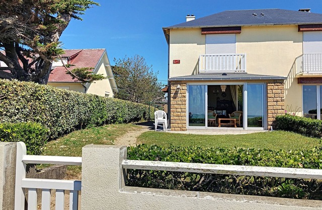 Apartment with balcony, garden, and beach access