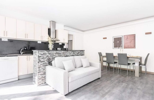 Apartment with balcony - Buttes Chaumont