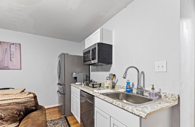 Apartment with garage parking Patio close IAD