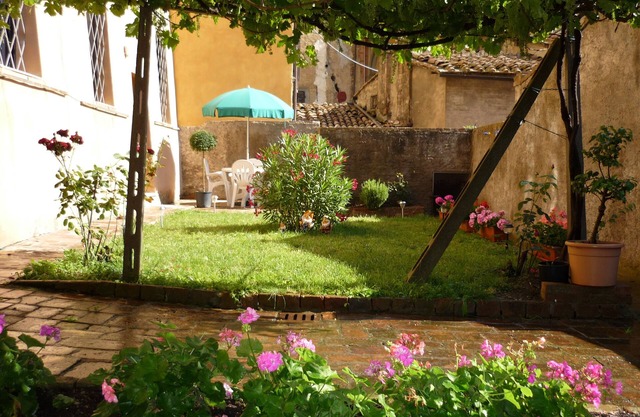 APARTMENT WITH GARDEN 6 PACS